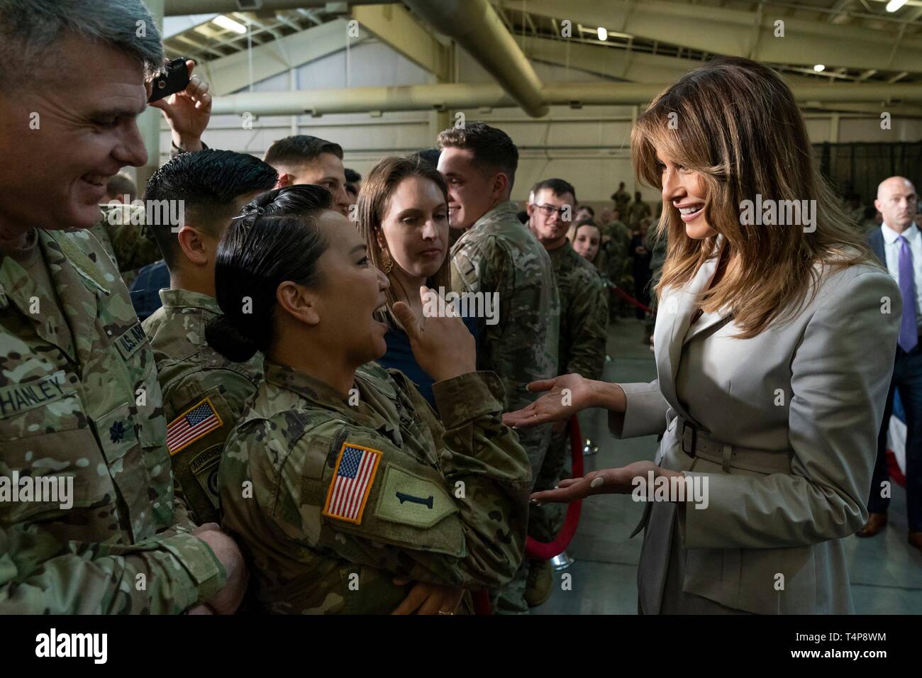 Us-First Lady Melania Trump Chats mit Service Mitglieder bei einem Besuch mit Mitgliedern der Elite Army Airborne Einheiten April 15, 2019 in Fort Bragg, North Carolina. Die First Lady besucht die Schule für militärische Familien dann Soldaten an der Basis gerichtet. Stockfoto