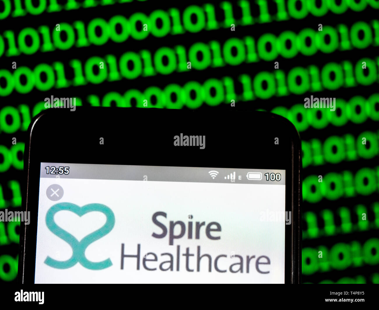 In diesem Foto, Bild a Spire Healthcare Group plc-Logo gesehen auf einem Smartphone angezeigt Stockfoto