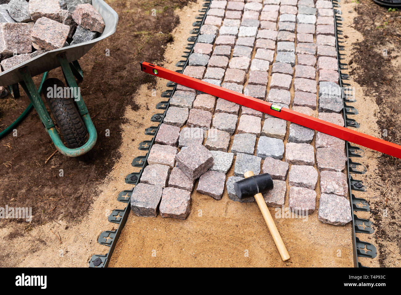 Garten- und Landschaftsbau Dienstleistungen - Granit gepflasterten Gehweg Bau Stockfoto