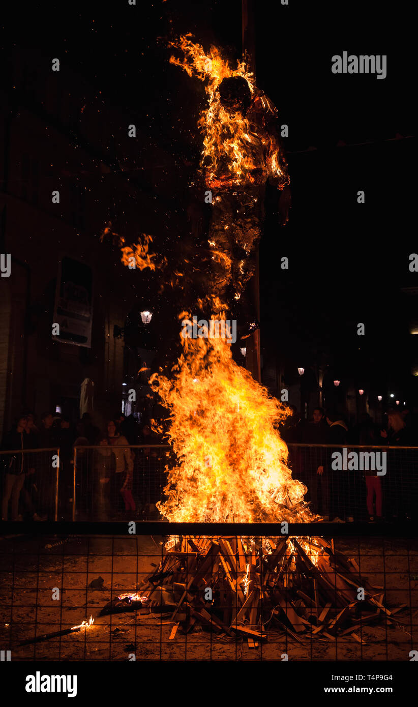 Fermo, Italien - Februar 9, 2016: die Menschen am Lagerfeuer Nachtwache, rituelle Verbrennung der Puppe in Fermo, Italien Stockfoto