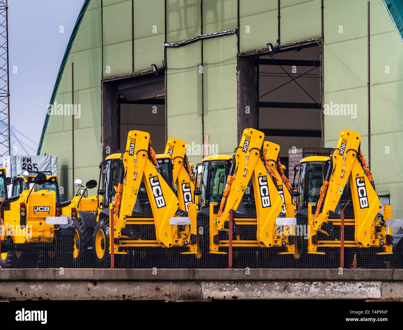 Britische Exporte - JCB Bagger und Baggerlader für den Export im Hafen von Harwich bereit in Ostengland. Stockfoto