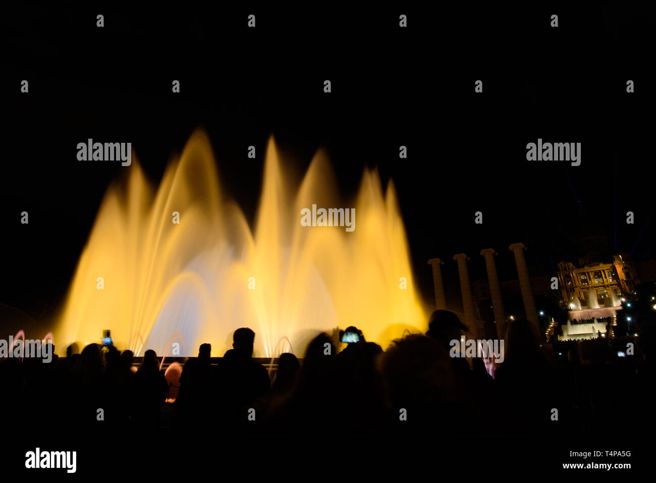 Die bunten Wasser zeigen, der Magische Brunnen von Montjuic mit Licht und Musik in Barcelona, Spanien Stockfoto