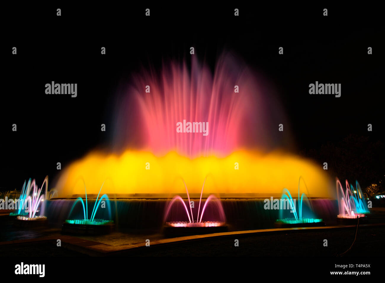 Die bunten Wasser zeigen, der Magische Brunnen von Montjuic mit Licht und Musik in Barcelona, Spanien Stockfoto
