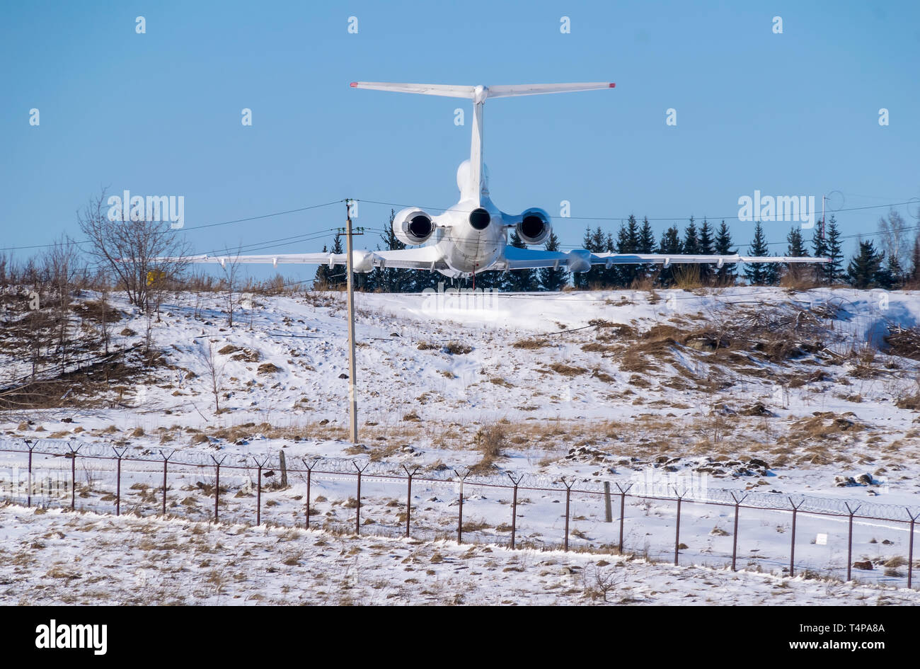 Tupolev Tu154 Rückansicht auf dem Hügel am Flughafen Stockfoto