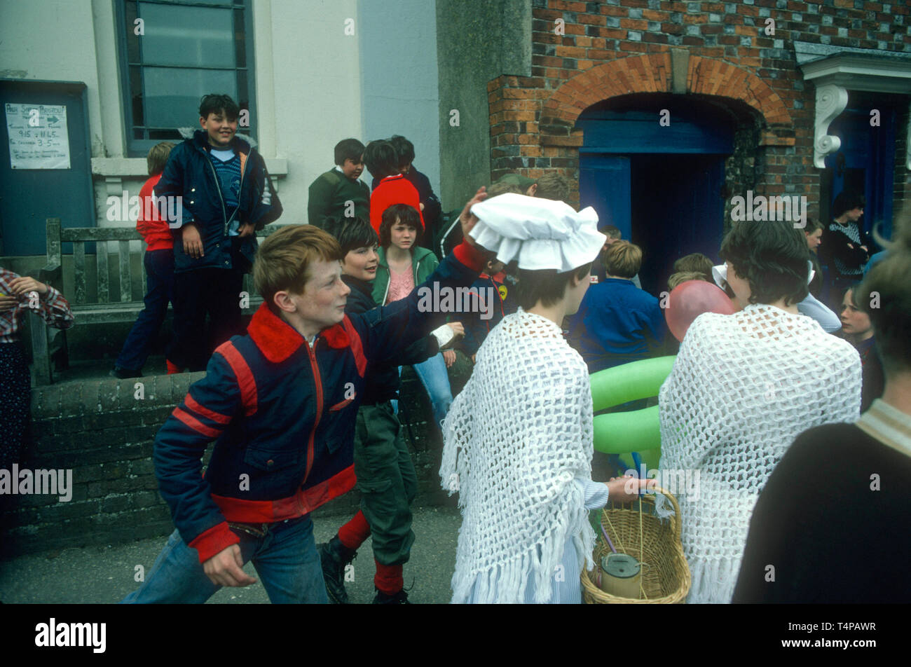 Spitzbübisch Kinder stehlen ein Kappe während Hungerford Hocktide, Großbritannien 1982 Stockfoto