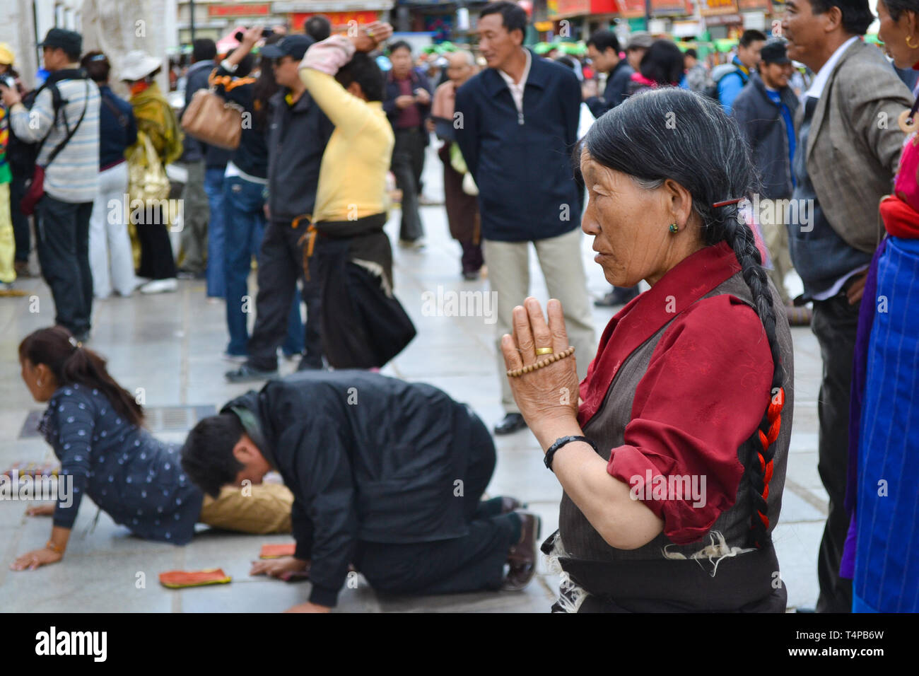 Die pilger außerhalb Jokhang-tempel, dem heiligsten Tempel des tibetischen Buddhismus in Lhasa, Tibet beten Stockfoto