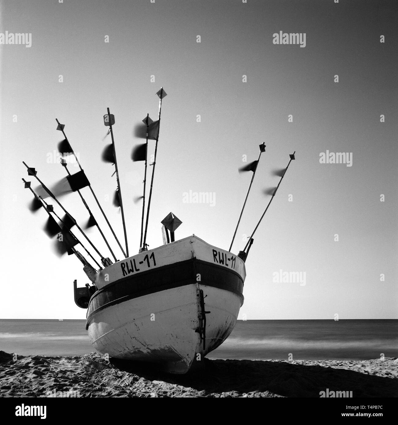 Angeln Boot am Strand in Polen an der Ostsee. finert analoge Schwarz-Weiß-Fotografie. Artwork Stockfoto