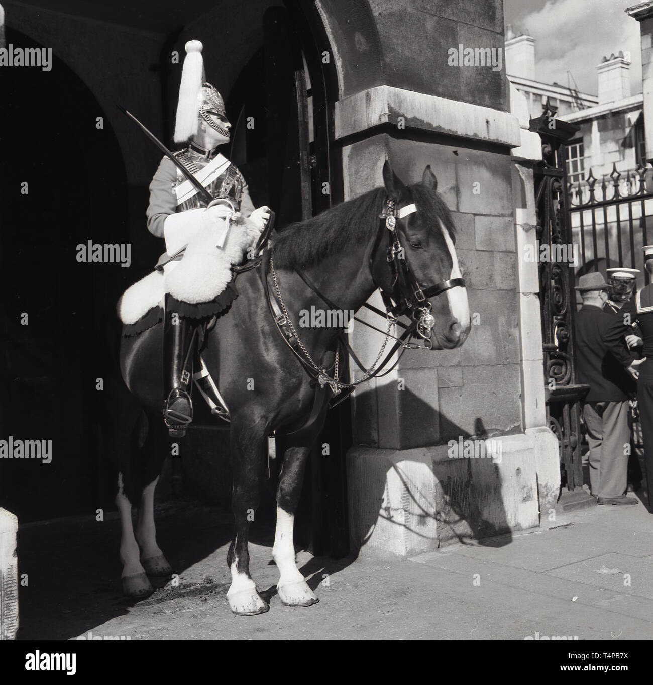 1960, historische, London, Sommer und ein Rettungsschwimmer der Household Cavalry montiert reigment in voller zeremoniellen Uniform saß auf seinem Pferd auf Wache, Stockfoto