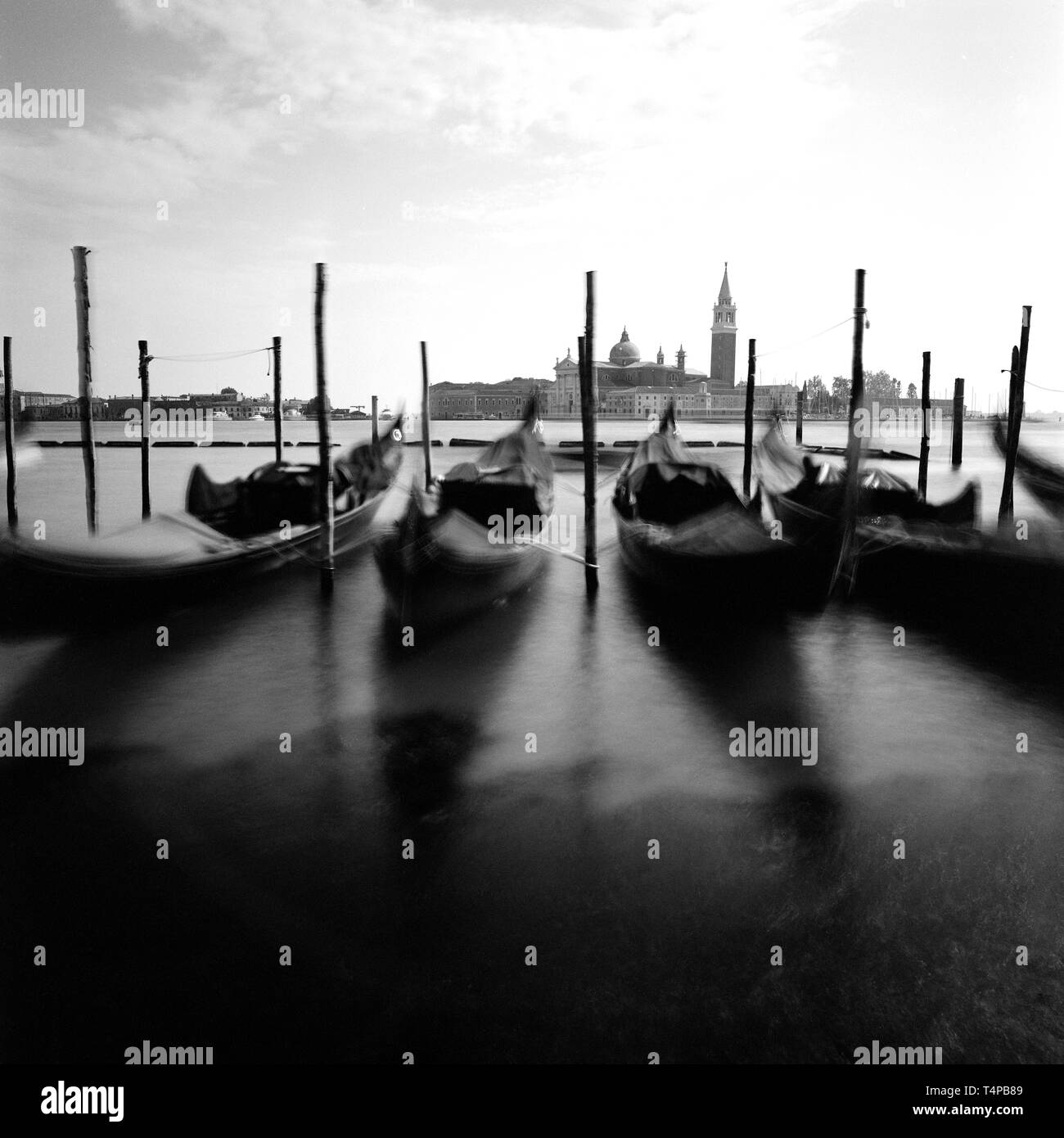 Gongolas in Venedig Italien. Analoge Schwarz-Weiß-Fotografie. lon Exposition Artwork. Stockfoto