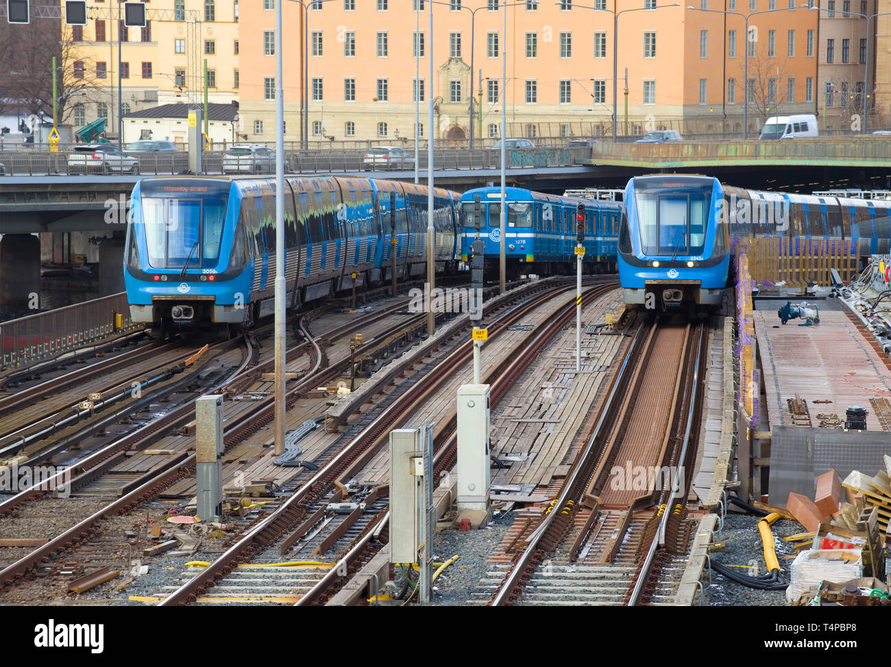 STOCKHOLM, Schweden - MÄRZ 09, 2019: Drei u-Bahnen auf der Gamla Stan Tunnelbanabron U-Brücke Stockfoto