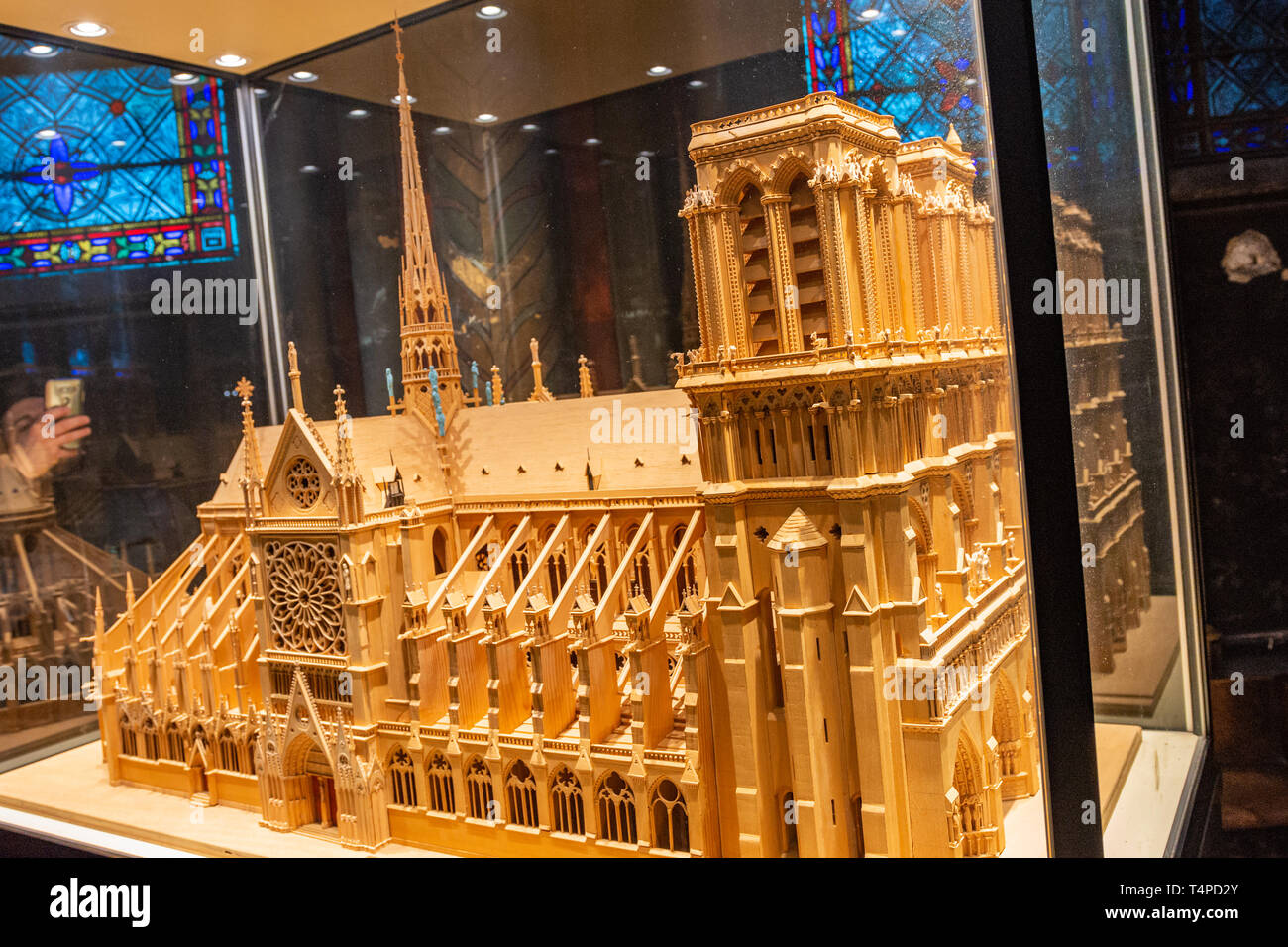 Im Inneren der Kathedrale Notre Dame entfernt. Details des Interieurs von Notre Dame de Paris, in der Kathedrale Unserer Lieben Frau von Chartres (Cathedrale Notre-Dame) Stockfoto