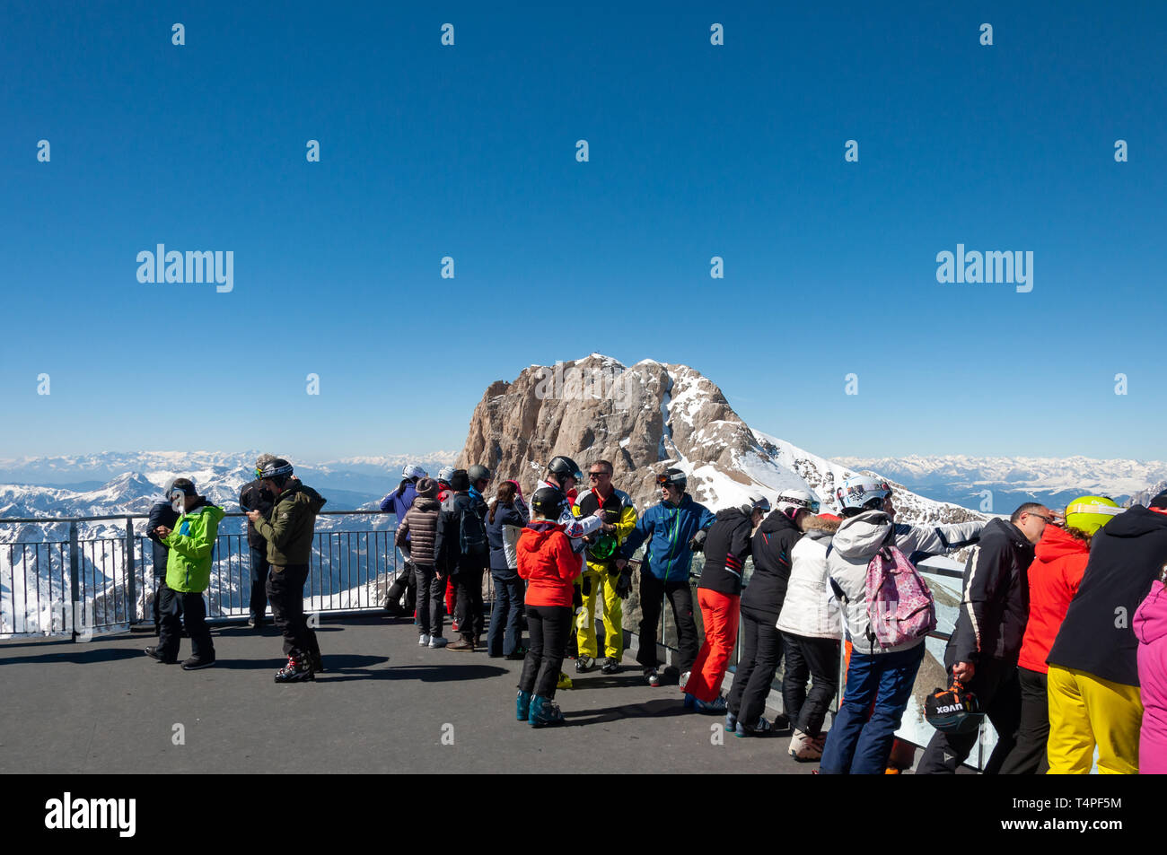 Malga Ciapela, Italien - 03/24/2019: Menschen bewundern die Aussicht von der Panoramaterrasse des Punta Rocca Stockfoto