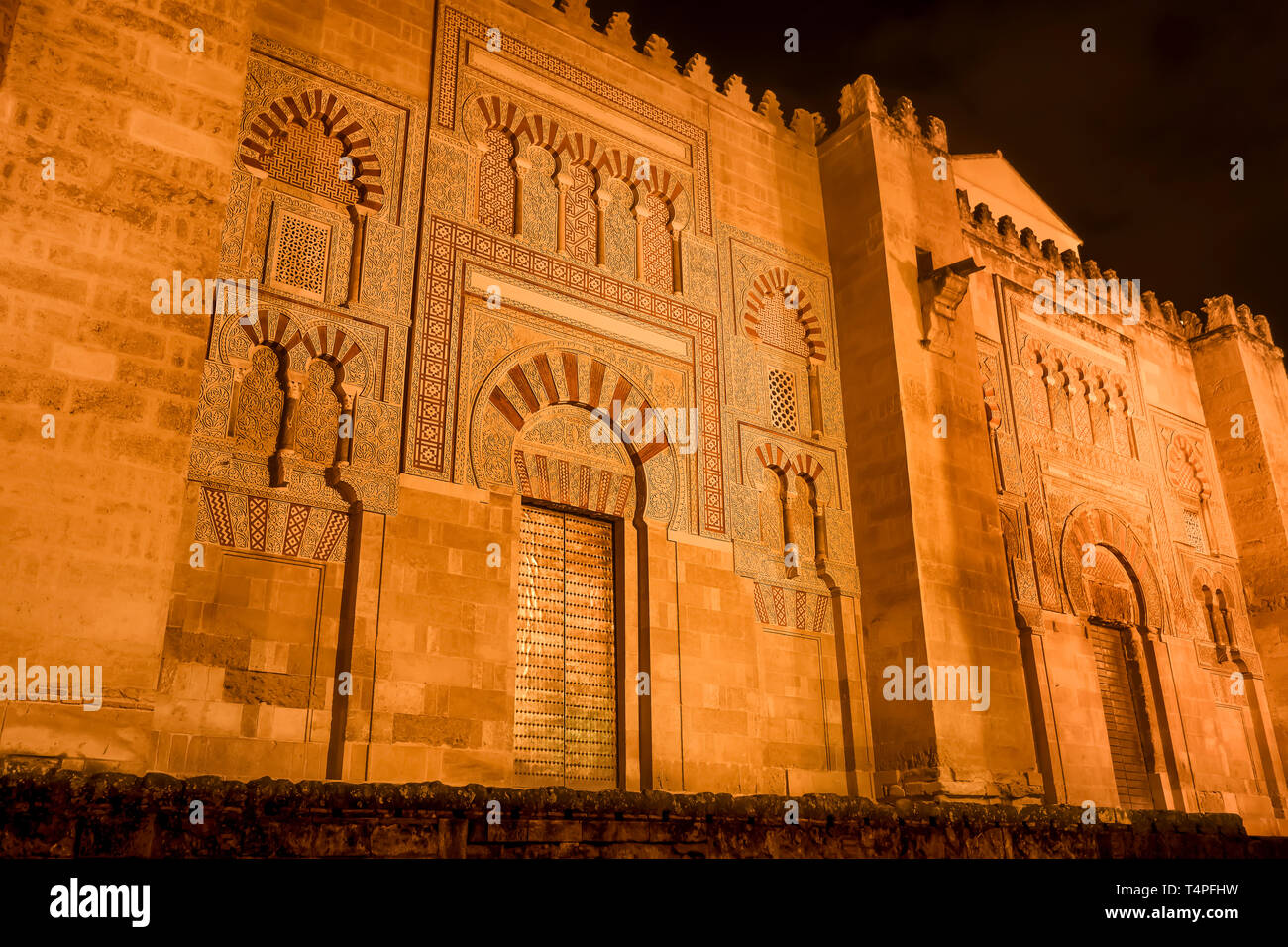 Äußere Fassade der Moschee - Kathedrale von Córdoba. Bild von der Calle Magistral Gonzalez Frances genommen. Stockfoto