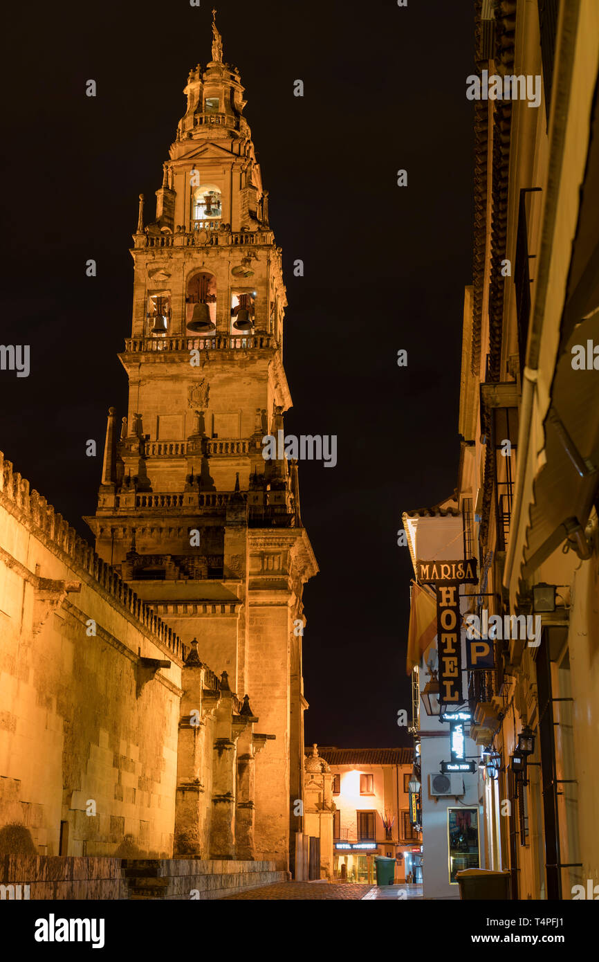 Glockenturm der Moschee - Kathedrale von Córdoba. Bild von der Calle Cardenal Herrero und Calle Céspedes. Stockfoto