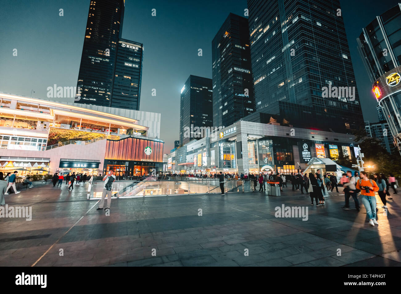 Shenzhen - Jan 31, 2019: Shenzhen Bay Fußgängerzone in der Nacht. Ein berühmtes Einkaufszentrum. Stockfoto