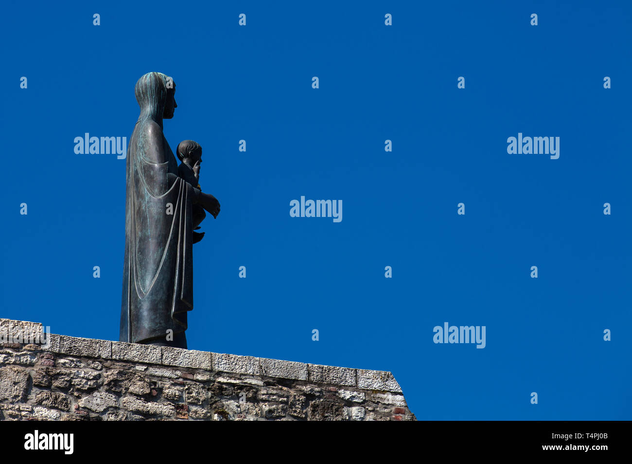 BUDAPEST, Ungarn - April, 2018: die Statue der Jungfrau Maria und Jesus in die Budaer Burg Stockfoto