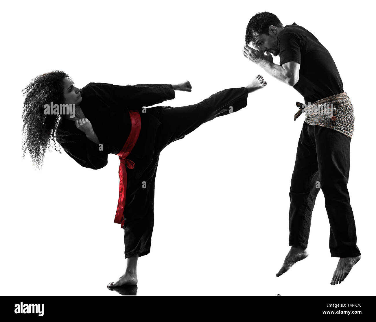 eine Kaukasische Frau Kampfkünste Kung Fu Pencak Silat im Studio isoliert auf weißem Hintergrund Stockfoto
