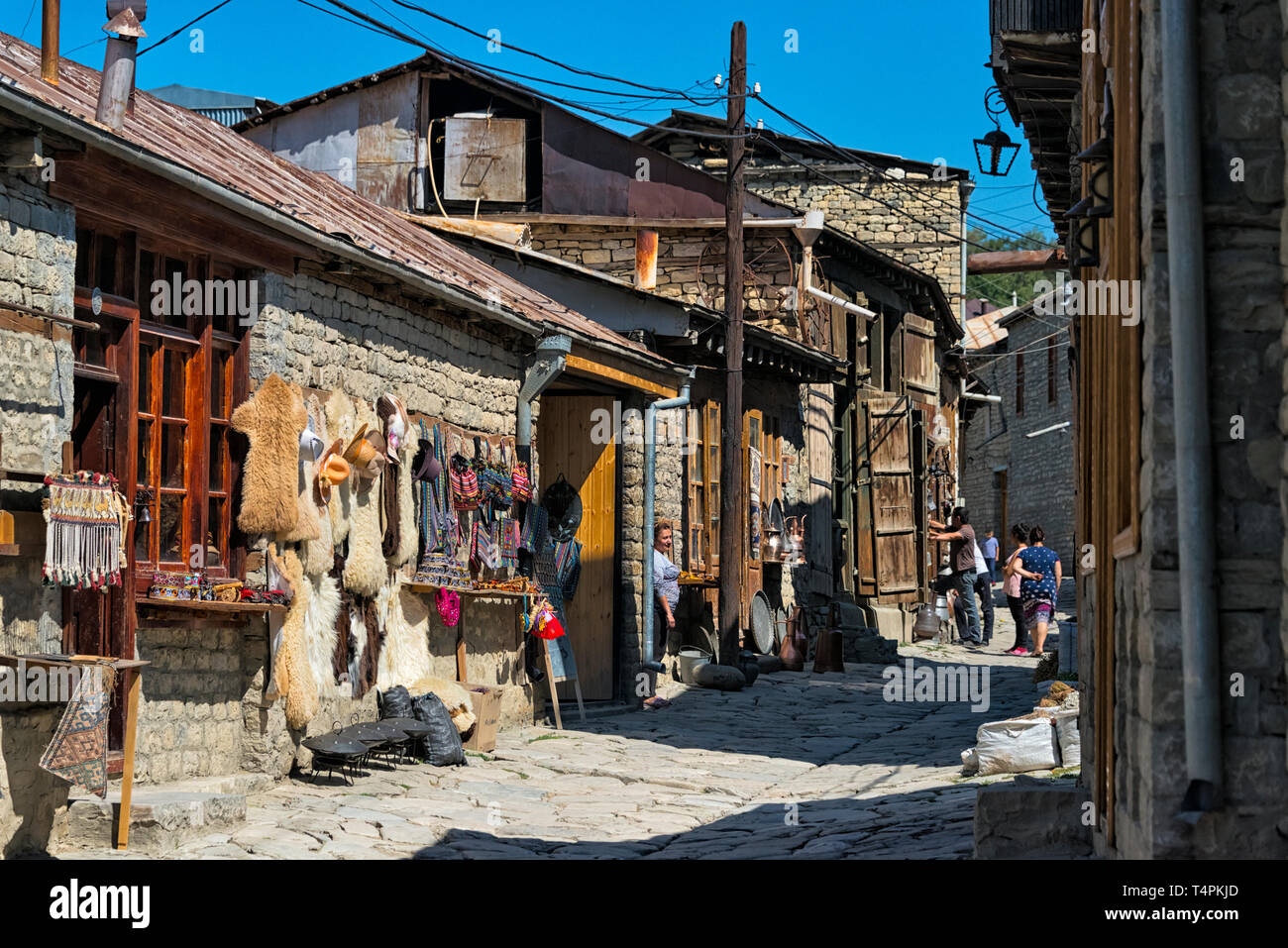 Alten Häusern und gepflasterten Straße in Lahij Dorf am südlichen Hang des Großen Kaukasus, Ismailli region, Aserbaidschan Stockfoto