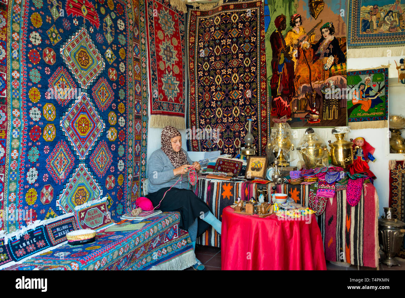 Frau in einem Kunsthandwerksladen, Lahij Dorf am südlichen Hang des Großen Kaukasus, Ismailli region, Aserbaidschan Stockfoto