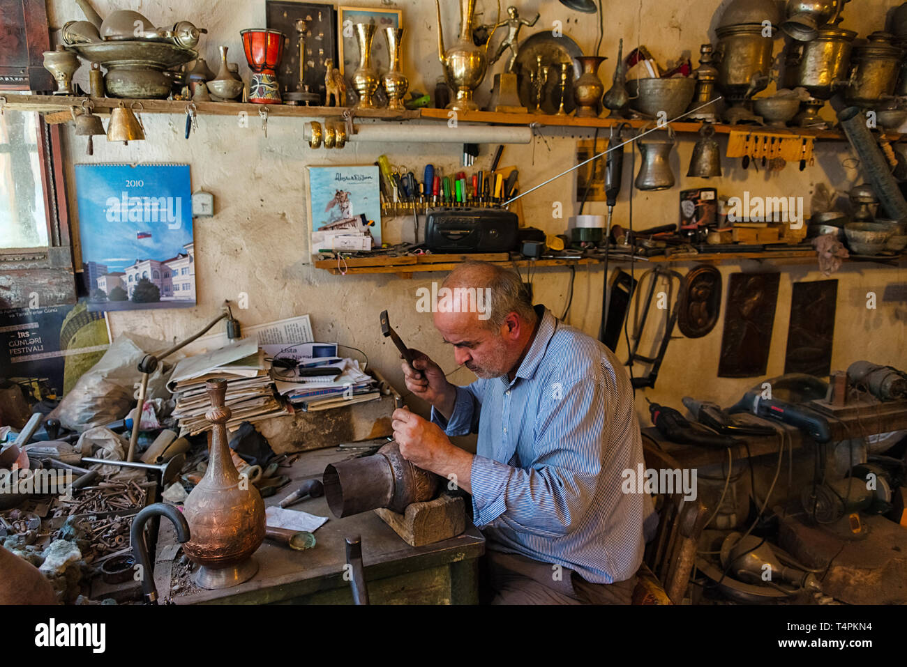 Handwerker in einem Shop, Lahij Dorf am südlichen Hang des Großen Kaukasus, Ismailli region, Aserbaidschan Stockfoto