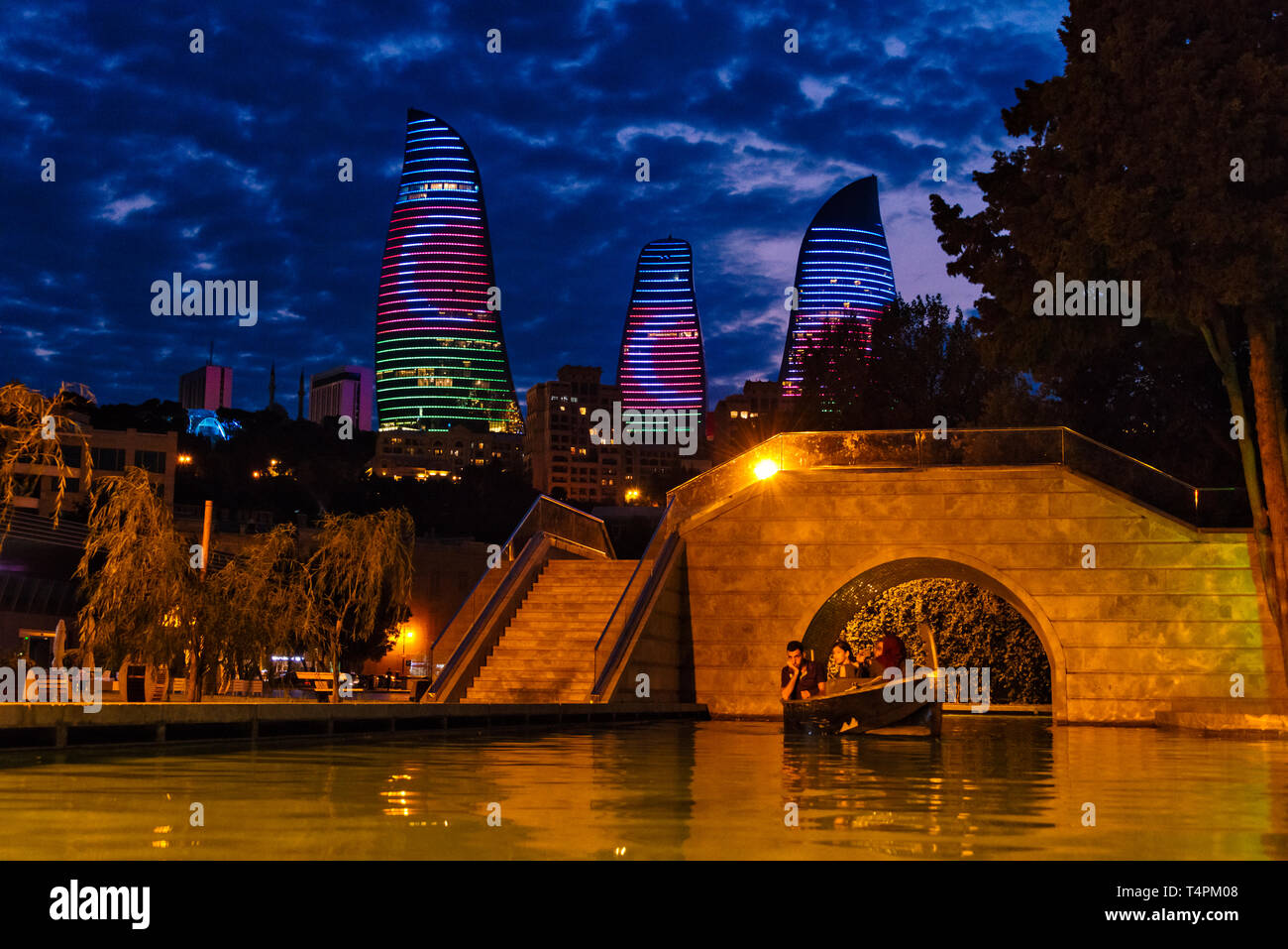 Nacht Blick auf Klein Venedig Water Park und flammenden Türmen, Baku, Aserbaidschan Stockfoto