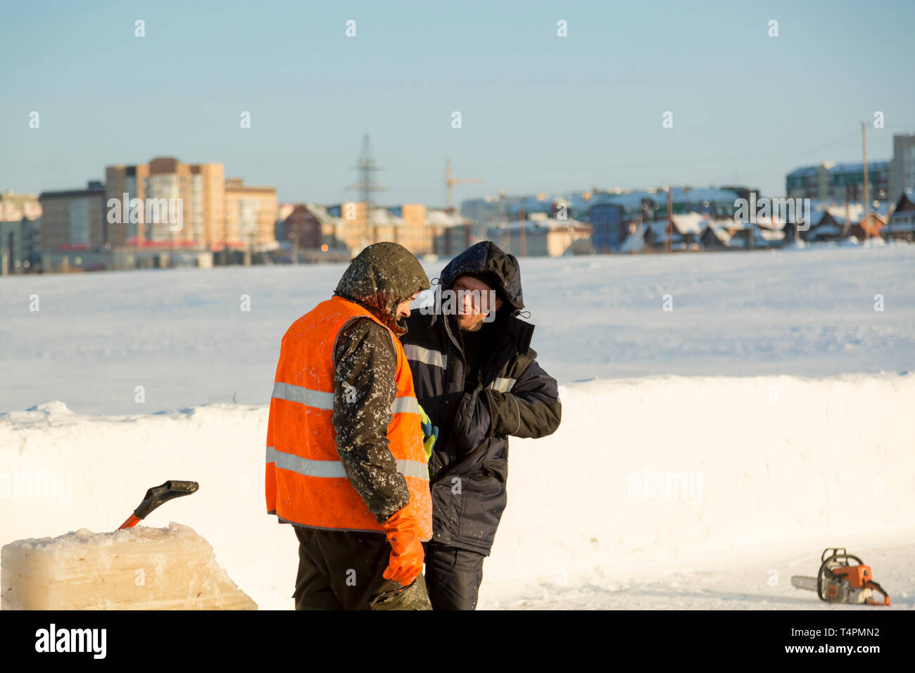 Installationsprogramme sind in einer guten Stimmung auf der Baustelle sprechen Stockfoto