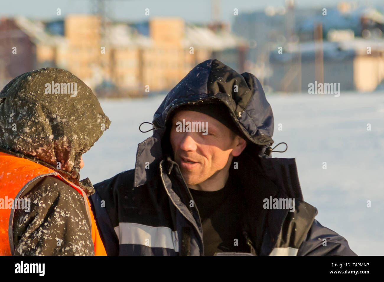 Installationsprogramme sind in einer guten Stimmung auf der Baustelle sprechen Stockfoto
