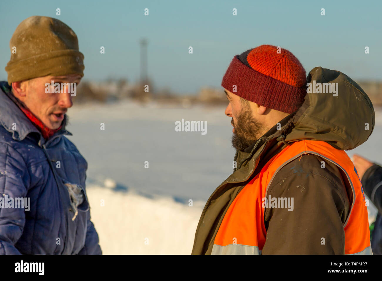 Installationsprogramme sind in einer guten Stimmung auf der Baustelle sprechen Stockfoto