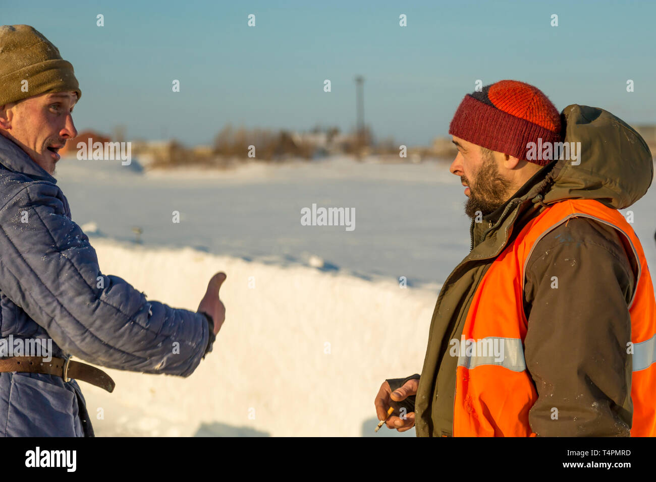 Installationsprogramme sind in einer guten Stimmung auf der Baustelle sprechen Stockfoto