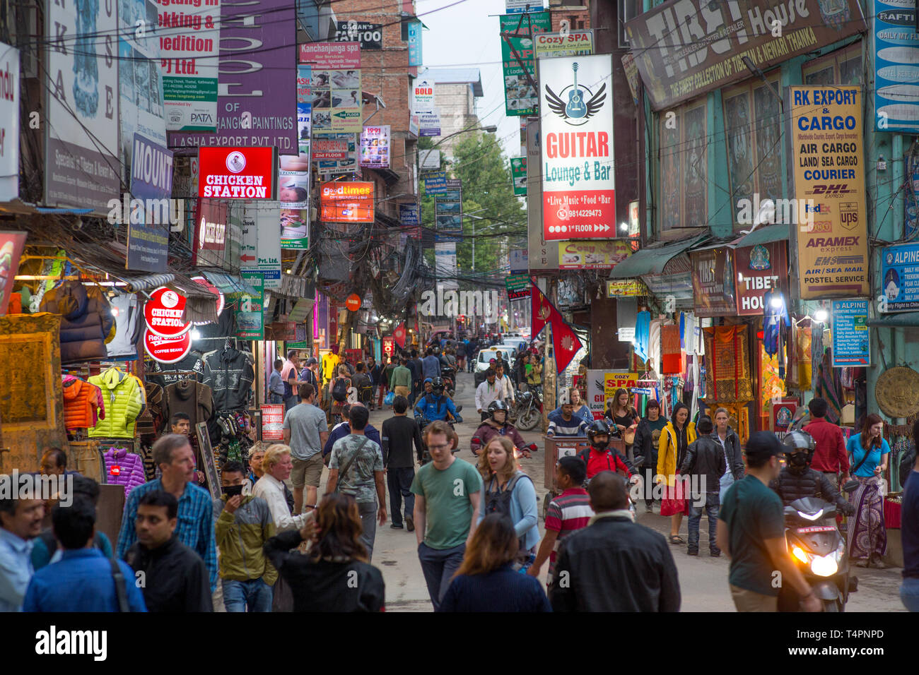 Einer belebten Straße mitten in der Innenstadt von Kathmandu, Nepal Stockfoto