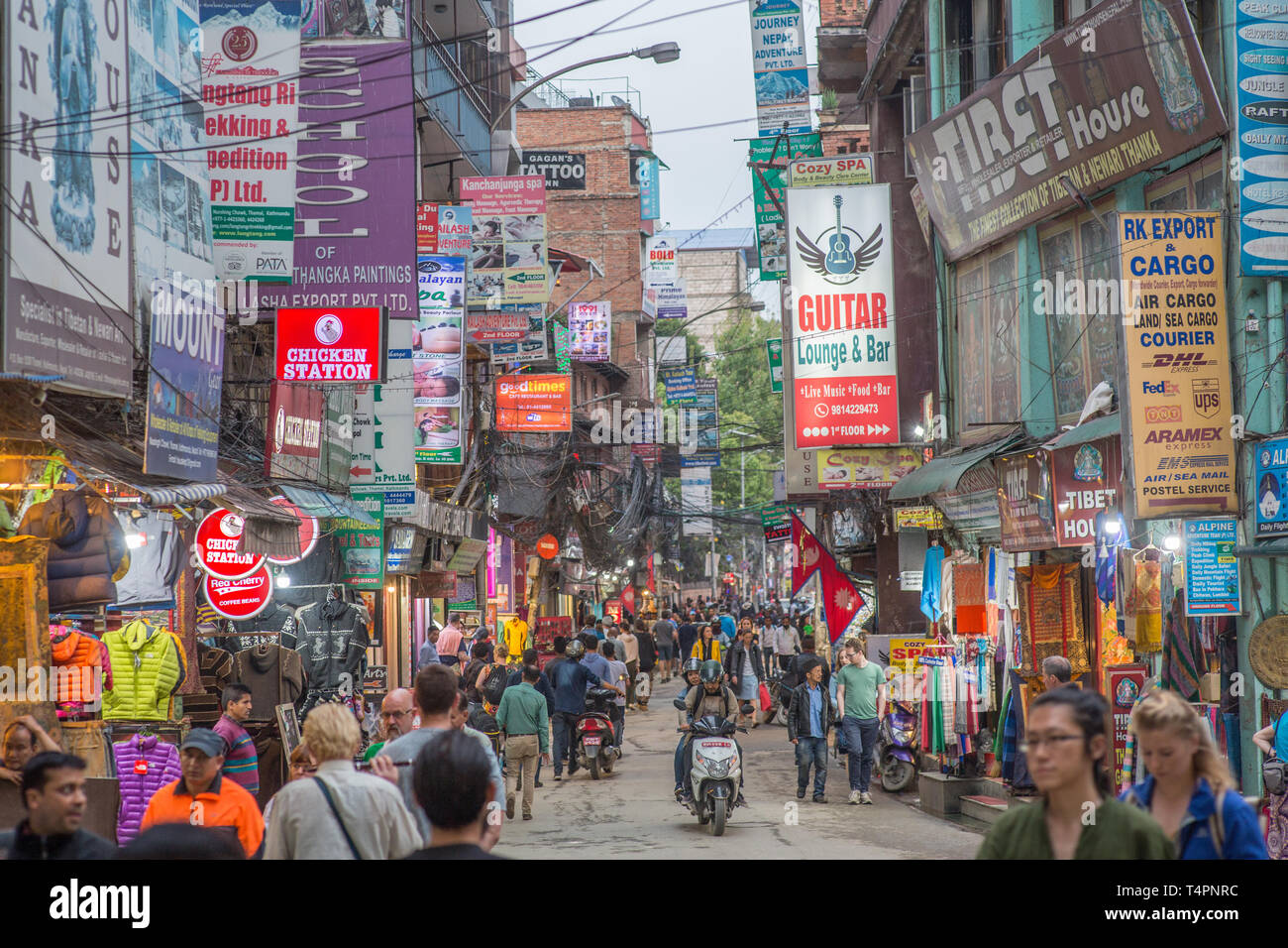 Eine geschäftige Straße im Touristenviertel Thamel in Kathmandu, Nepal Stockfoto