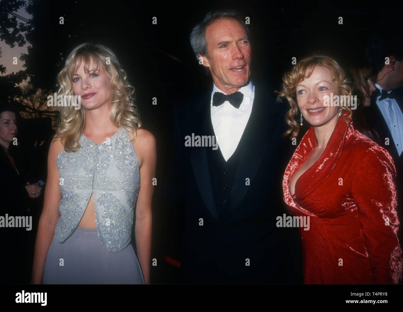 Los Angeles, Kalifornien, USA, 21. März 1994 Schauspielerin Alison Eastwood, Vater, Schauspieler und Regisseur Clint Eastwood und die Schauspielerin Frances Fisher nehmen an der 66. jährlichen Academy Awards am 21. März 1994 im Dorothy Chandler Pavilion in Los Angeles, Kalifornien, USA. Foto von Barry King/Alamy Stock Foto Stockfoto