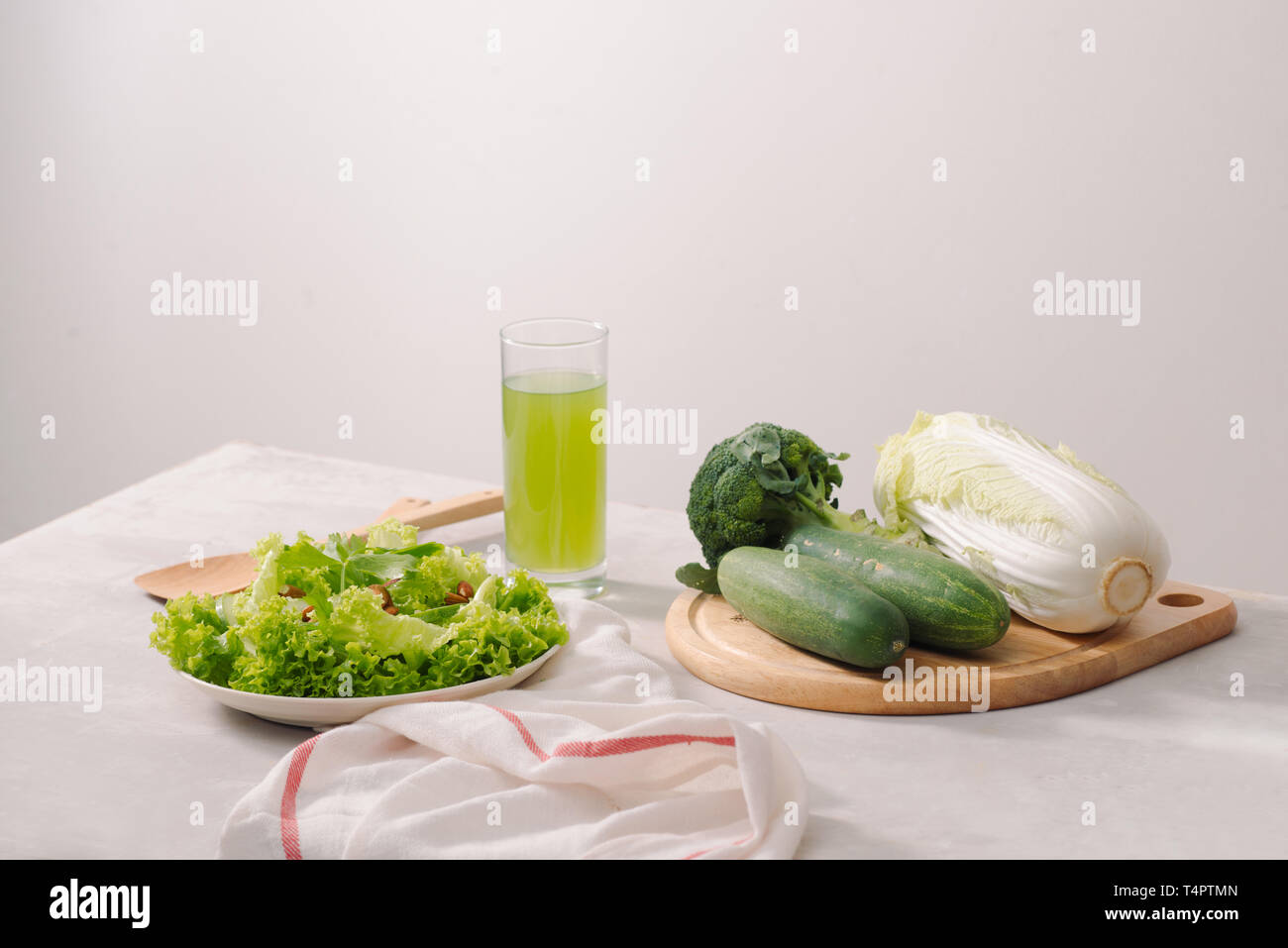 Verschiedene grüne Bio salat Zutaten auf weißem Hintergrund. Gesunder Lebensstil oder detox Diät Lebensmittel Konzept Stockfoto