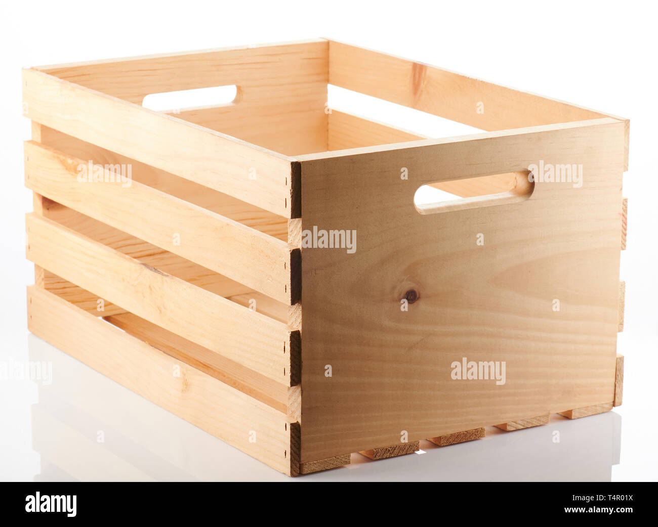 Eine leere neue Holzkiste Perspektive isoliert Stockfoto