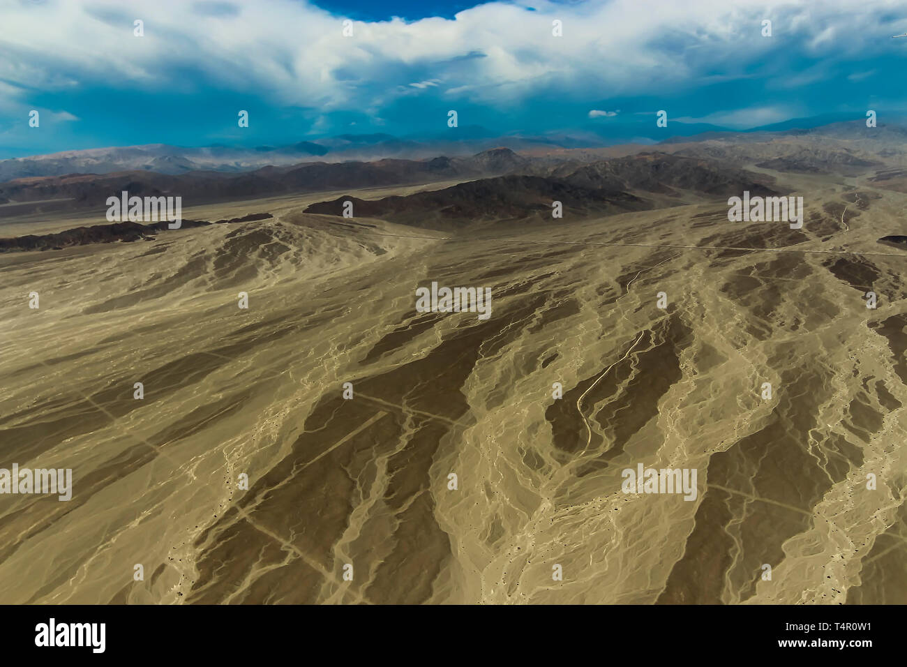 Luftaufnahme der Nazca Wüste mit Autobahnen über Schneiden Stockfoto