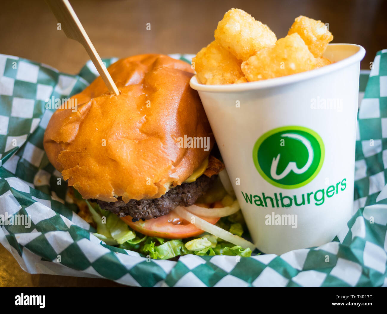 "Unsere Burger' und eine Seite der Tater Tots aus Wahlburgers Burger Restaurant in Toronto, Ontario, Kanada. Stockfoto