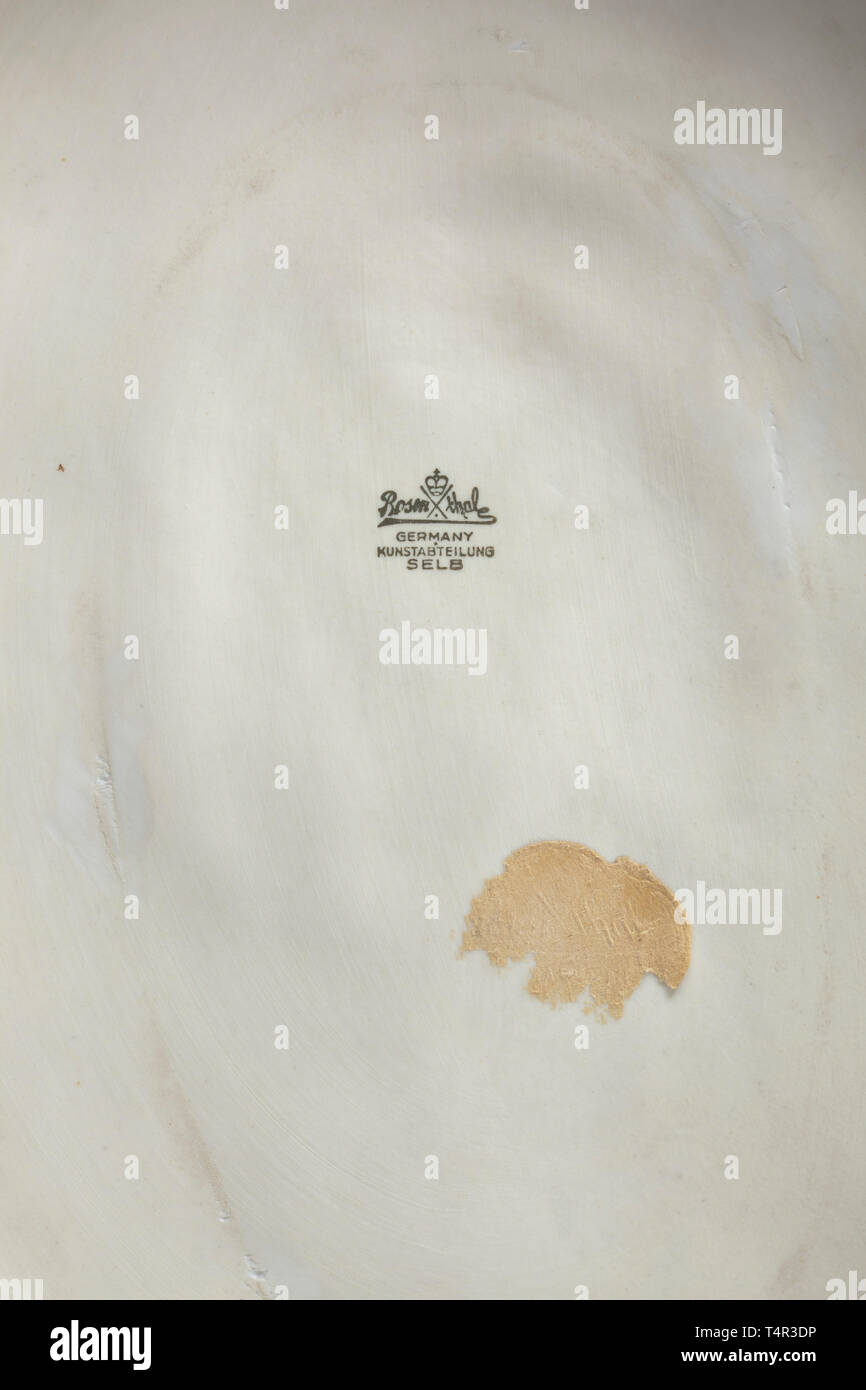 Professor Ernst Seger (1868-1939) - "ein Gefühl der Macht" eine Abbildung der weißen biscuit Porzellan angepasst aus der Bronze Figur in der Großen Deutschen Kunstausstellung 1937 angezeigt. Der Sockel mit 'Prof. Seeger". Den Boden mit der grünen Rosenthal Herstellung markieren. Höhe ca. 55 cm. Zeichen des Alters. Sehr selten. historischen, historische, 20. Jahrhundert, 1930S, 1940s, Bildende Künste, Kunst, NS, Nationalsozialismus, Nationalsozialismus, Drittes Reich, Deutsche Reich, Deutschland, Nationalsozialismus, Nazis, NS-Zeit, Editorial-Use - Nur Stockfoto