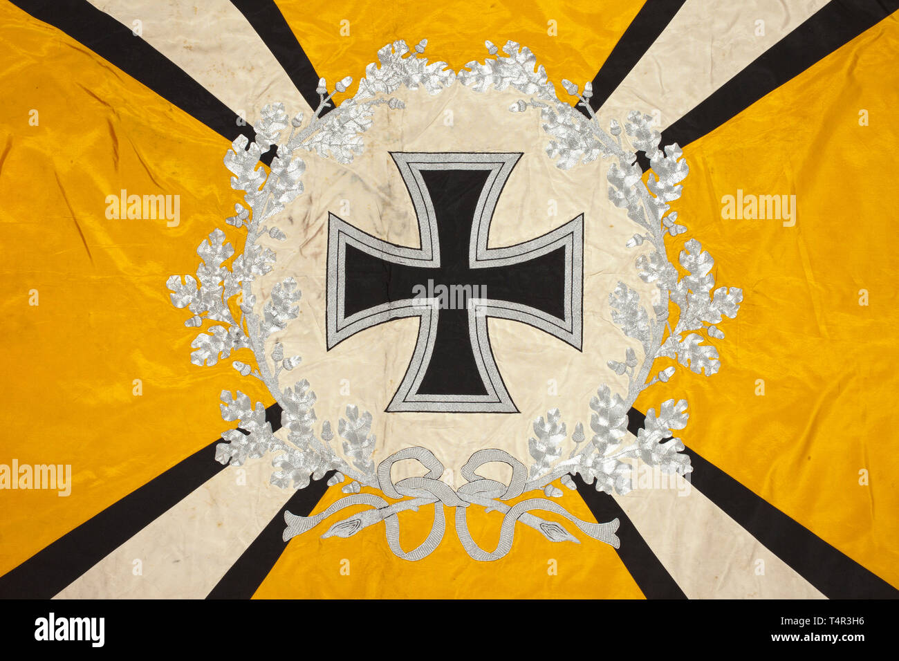 Eine Fahne für die Luftwaffe fliegende Einheiten oder Fallschirmjäger ganz aus Seide mit silber Franse auf drei Seiten. Gelb mit einer weißen Scheibe auf beiden Seiten, die von einem Lorbeerkranz umgeben. In der Mitte der Scheibe ein Silber-bestickt Luftwaffe Adler mit längeren Flügeln, die sich über den Kranz und ein Eisernes Kreuz. Vier weiße diagonalen Strahlen mit schwarzen Kanten Ausweitung in Richtung der Ecken, die Hakenkreuze tragen schwarze Seide mit Silber grenzt. Helle Farben. Markierungen der Nägel auf dem Ärmel. Verschmutzt. Abmessungen ca. 140 x 125 cm. historischen, geschichtlichen, Luftwaffe, Zweig der se, Editorial-Use - Nur Stockfoto