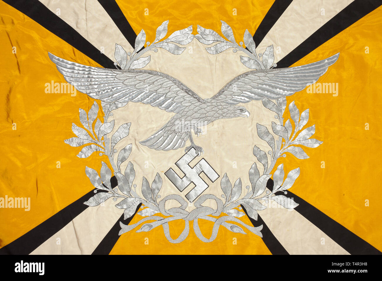 Eine Fahne für die Luftwaffe fliegende Einheiten oder Fallschirmjäger ganz aus Seide mit silber Franse auf drei Seiten. Gelb mit einer weißen Scheibe auf beiden Seiten, die von einem Lorbeerkranz umgeben. In der Mitte der Scheibe ein Silber-bestickt Luftwaffe Adler mit längeren Flügeln, die sich über den Kranz und ein Eisernes Kreuz. Vier weiße diagonalen Strahlen mit schwarzen Kanten Ausweitung in Richtung der Ecken, die Hakenkreuze tragen schwarze Seide mit Silber grenzt. Helle Farben. Markierungen der Nägel auf dem Ärmel. Verschmutzt. Abmessungen ca. 140 x 125 cm. historischen, geschichtlichen, Luftwaffe, Zweig der se, Editorial-Use - Nur Stockfoto