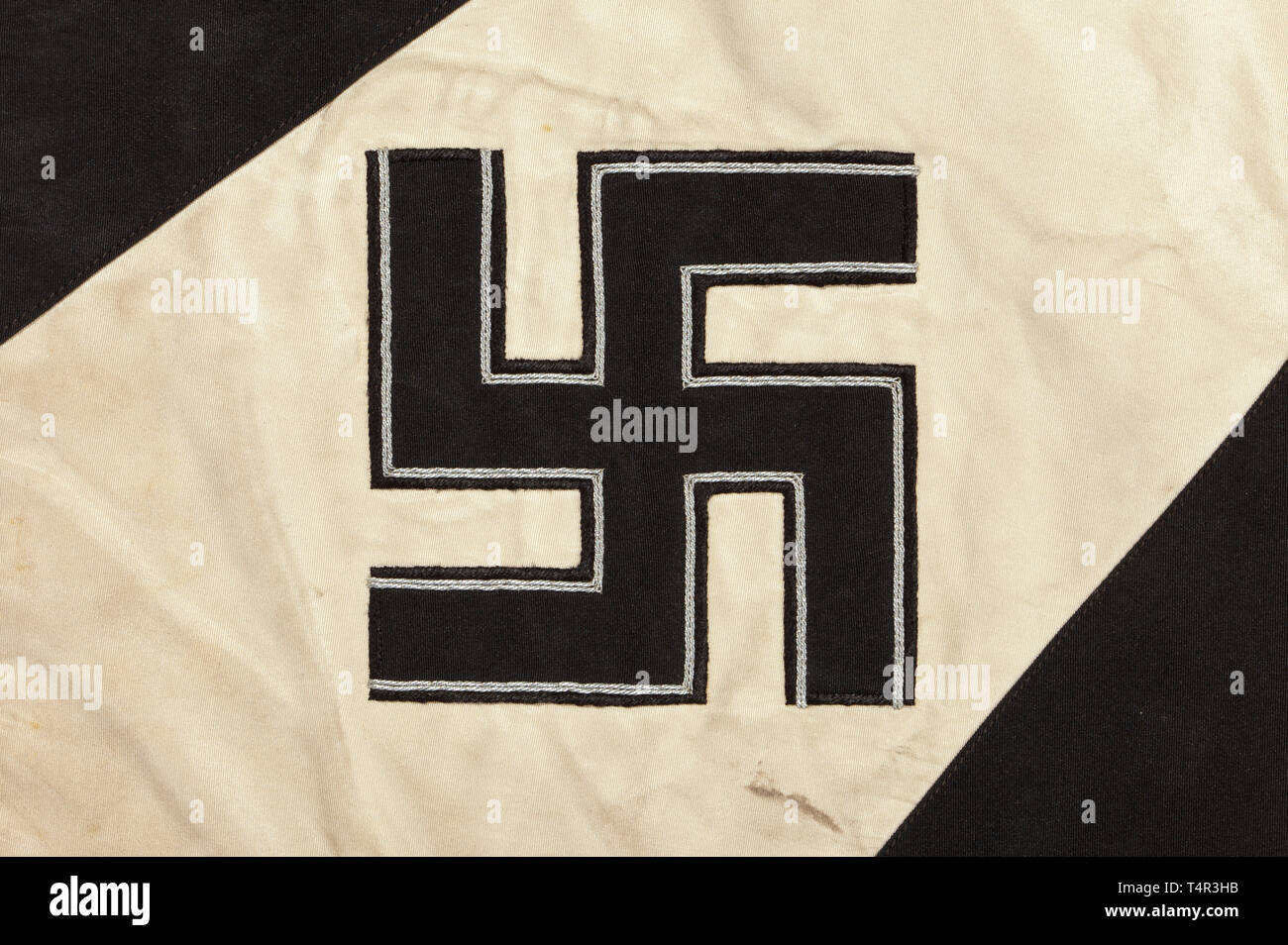 Eine Fahne für die Luftwaffe fliegende Einheiten oder Fallschirmjäger ganz aus Seide mit silber Franse auf drei Seiten. Gelb mit einer weißen Scheibe auf beiden Seiten, die von einem Lorbeerkranz umgeben. In der Mitte der Scheibe ein Silber-bestickt Luftwaffe Adler mit längeren Flügeln, die sich über den Kranz und ein Eisernes Kreuz. Vier weiße diagonalen Strahlen mit schwarzen Kanten Ausweitung in Richtung der Ecken, die Hakenkreuze tragen schwarze Seide mit Silber grenzt. Helle Farben. Markierungen der Nägel auf dem Ärmel. Verschmutzt. Abmessungen ca. 140 x 125 cm. historischen, geschichtlichen, Luftwaffe, Zweig der se, Editorial-Use - Nur Stockfoto