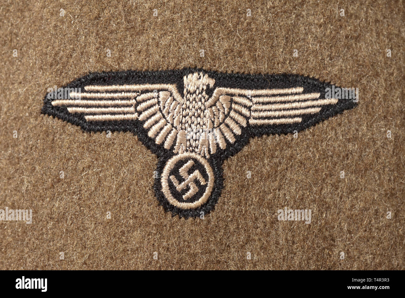 Ein Feld Tunika M44 mit angenähten Hülse eagle sehr spät, braun Wollstoff, Khaki-farbenen Innenauskleidung, dem linken Ärmel mit einem Angenähten Hülse Eagle (RZM-Problem, Maschine - bestickt auf schwarzem Sockel). Einem sehr späten Feld Tunika der Waffen-SS im unberührten Zustand. historischen, historische, 20. Jahrhundert, 1930S, 1940s, Waffen-SS, bewaffneten Division der SS, bewaffneten Service, Streitkräfte, NS, Nationalsozialismus, Nationalsozialismus, Drittes Reich, Deutsche Reich, Deutschland, Militär, Militaria, Utensilien, Ausrüstung, Geräte, Objekt, Objekte, Stills, Clipping, Clippings, Schneiden, schneiden, schneiden, Editorial-Use - Nur Stockfoto