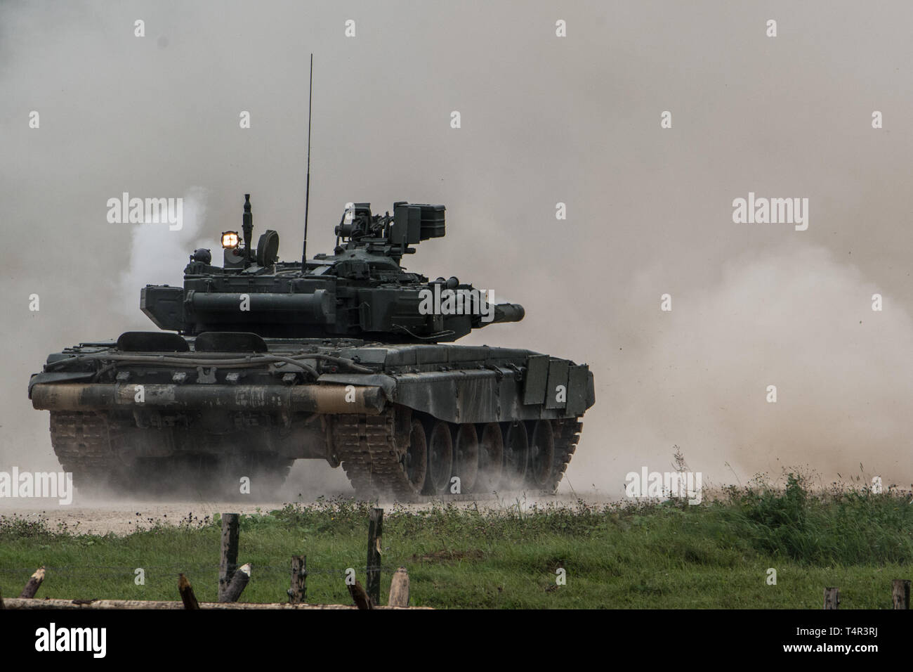 Tank T-90 schiesst auf alabino Schießplatz. Stockfoto
