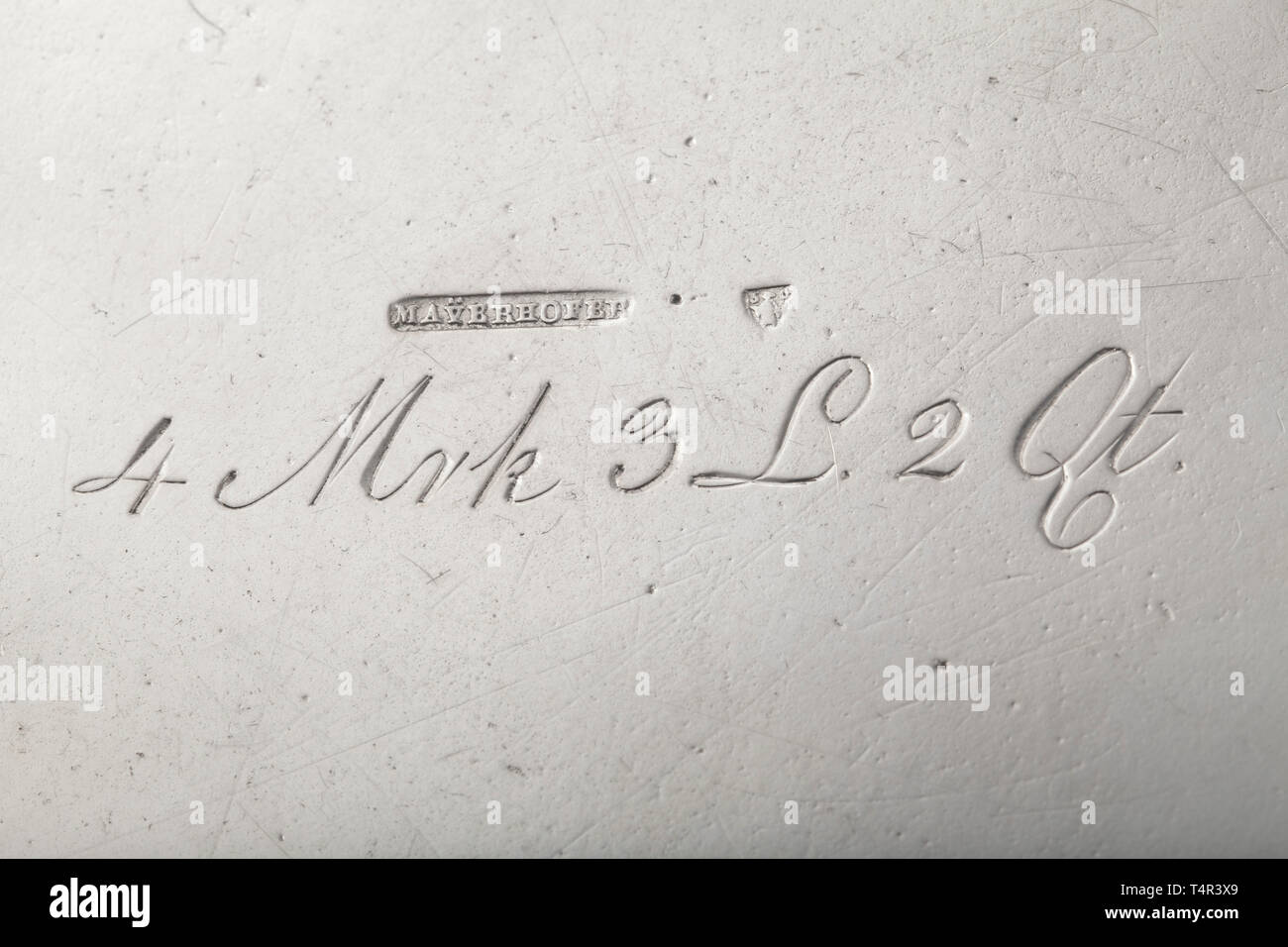 König Ludwig II von Bayern (1845 - 1886) - ein Deep Silver Plate aus des Königs Tisch Silber, gemacht von der Münchner Hofjuwelier Mayerhofer. Große Version. Gebänderte relief Dekoration am Rand, die Grenze mit gravierten Spiegelmonogramm 'L' unter königlich bayerischen Krone ähnelt das Monogramm der Sonnenkönig Ludwig XIV. Master Marke "ayerhofer', prüfkennzeichnung 'Münchner Kindl' und '4 MRK.3 L. 2 Qt". Durchmesser 31,5 cm, Gewicht 1160 g. Sehr selten. historischen, geschichtlichen, Bayern, Bayrisch, Deutsch, Deutschland, Süddeutschland, im Süden von Deutschland, Royal, Objekt, ob, Additional-Rights - Clearance-Info - Not-Available Stockfoto