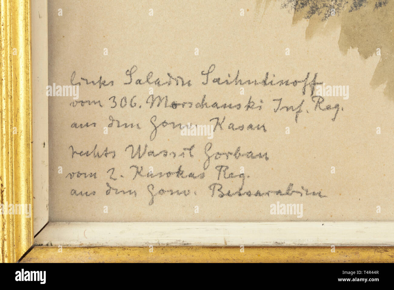 Ernst Liebermann (1869 - 1960) - Zwei russische Gefangene, die miteinander sprechen, Kohle und Aquarell auf Papier. Signiert und auf der rechten unteren "Ernst Liebermann 1916" datiert, eingeschrieben auf der linken unteren - (TR)." Auf der linken Saladin Saihudinov der 306 Mokshansky inf reg. Aus der reg. Kazan, auf der rechten Wassil. Caucas Gorban der 2.reg. Aus der reg. Bessarabien'. In einem alten vergoldeten Holzrahmen. Abmessungen der Rahmen 57 x 46,5 cm. Ernst Liebermann, berühmte Deutsche Maler, Grafiker und Illustrator, an der Berliner Akademie, 1890/93 - Additional-Rights Clearance-Info - Not-Available studierte Stockfoto