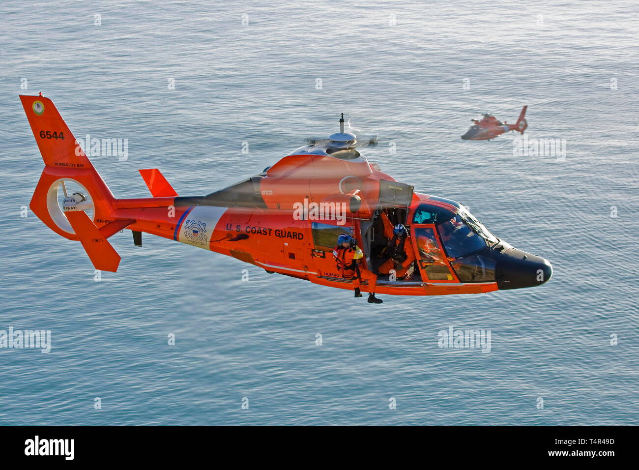 Einen MH-65 Dolphin helicopter Crew von Coast Guard Sektor Humboldt Bay führt hoist Training vor der Küste von Trinidad Kopf, Donnerstag, den 15. Januar 2009. Monatliche Ausbildung im Falle eines tatsächlichen hoist Rettung durchgeführt wird, werden Sie in ihrer Rettung Fähigkeiten beherrschen. (U.S. Coast Guard Foto von Aux. William Greer) Stockfoto
