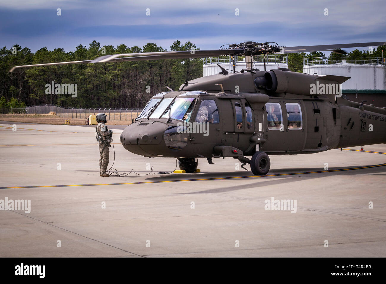 Der US-Heeresflieger mit der 1 st-150 th Assault Helicopter Bataillon, New Jersey Army National Guard, bereiten Olta Xhaçka, albanischen Minister für Verteidigung, und die Mitglieder des albanischen Ministeriums für Verteidigung und albanischen Streitkräfte in ein UH-60M Black Hawk Hubschrauber nach einer Tour von New Jersey, die Army National Guard Army Aviation Support Service bei Joint Base Mc Guire-Dix - Lakehurst, New Jersey, April 17, 2019 fliegen. Im Jahr 2001, der Republik Albanien unterzeichnete bilaterale Angelegenheiten Vereinbarung mit dem US-Verteidigungsministerium und New Jersey offiziell zur Gründung der neuen Jersey-Albanian Partnerschaft Programm. Die N Stockfoto