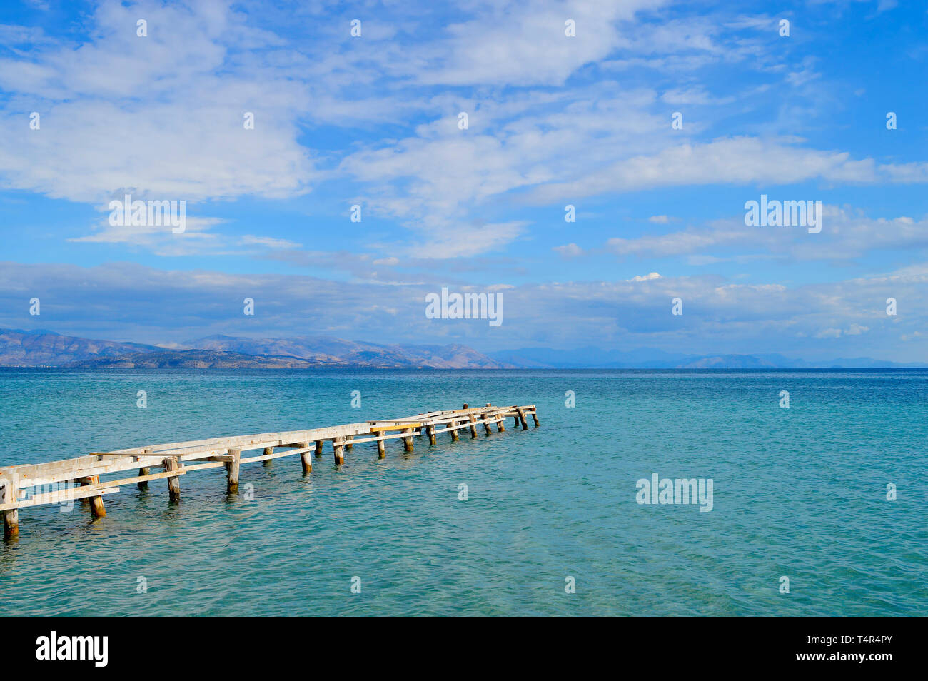Ipsos Beach Pier in Korfu eine griechische Insel im Ionischen Meer mit Blick auf die albanische Küste Stockfoto
