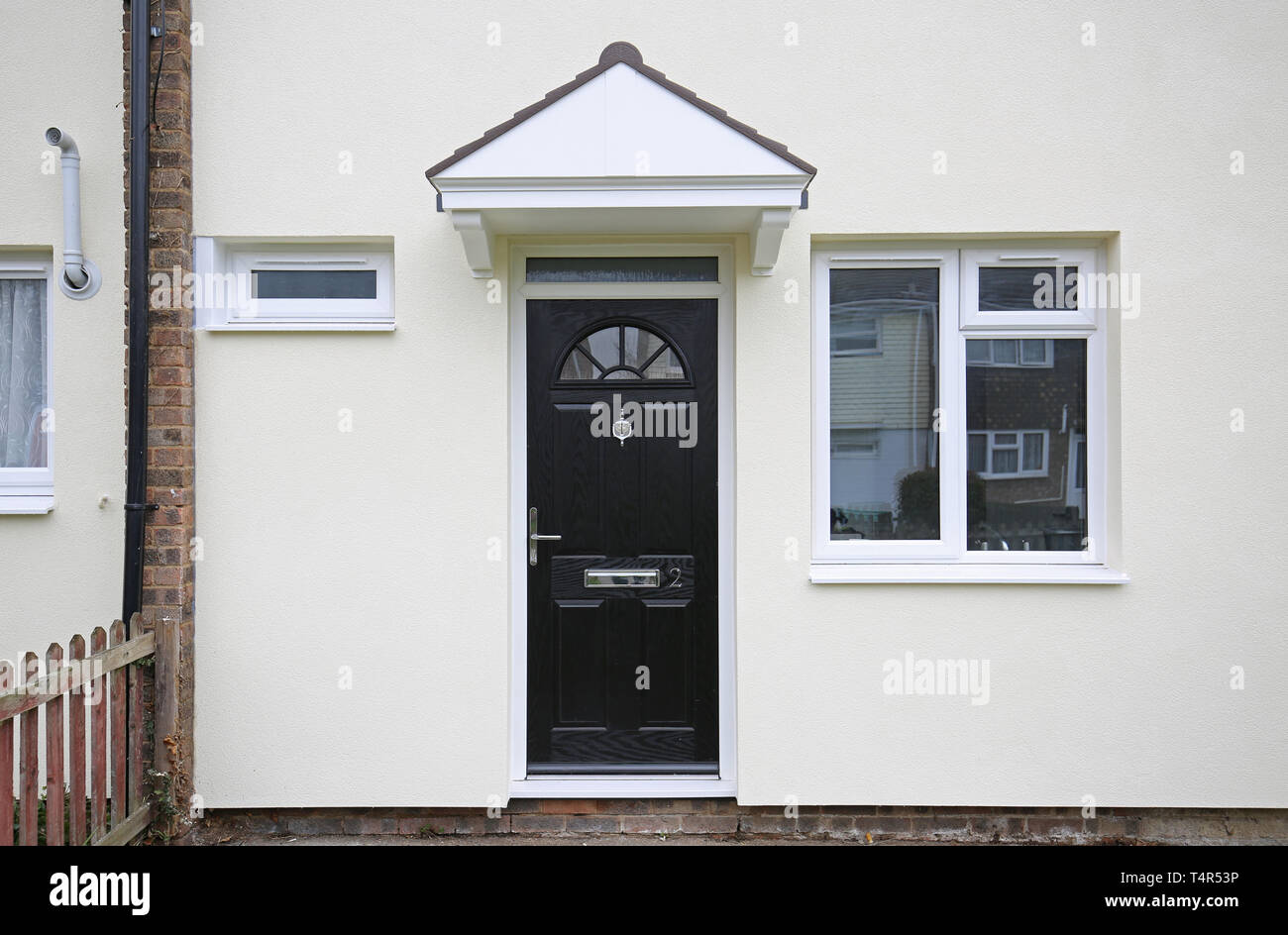 Nahaufnahme eines Hauses auf einem 1970er Rat Immobilien in Basildon, Großbritannien, mit neu installierten externen Wärmedämmung (in weiß). Stockfoto