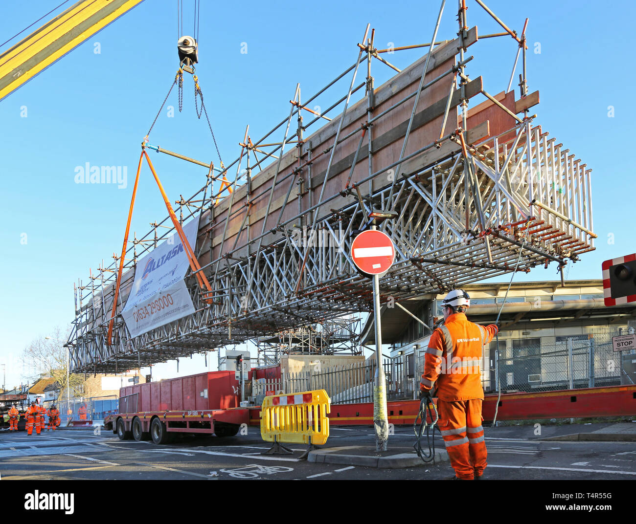 Eine provisorische Fußgängerbrücke wird am Bahnhof Feltham, Middlesex, während einer Bahnsperre am Wochenende angehoben. Stockfoto