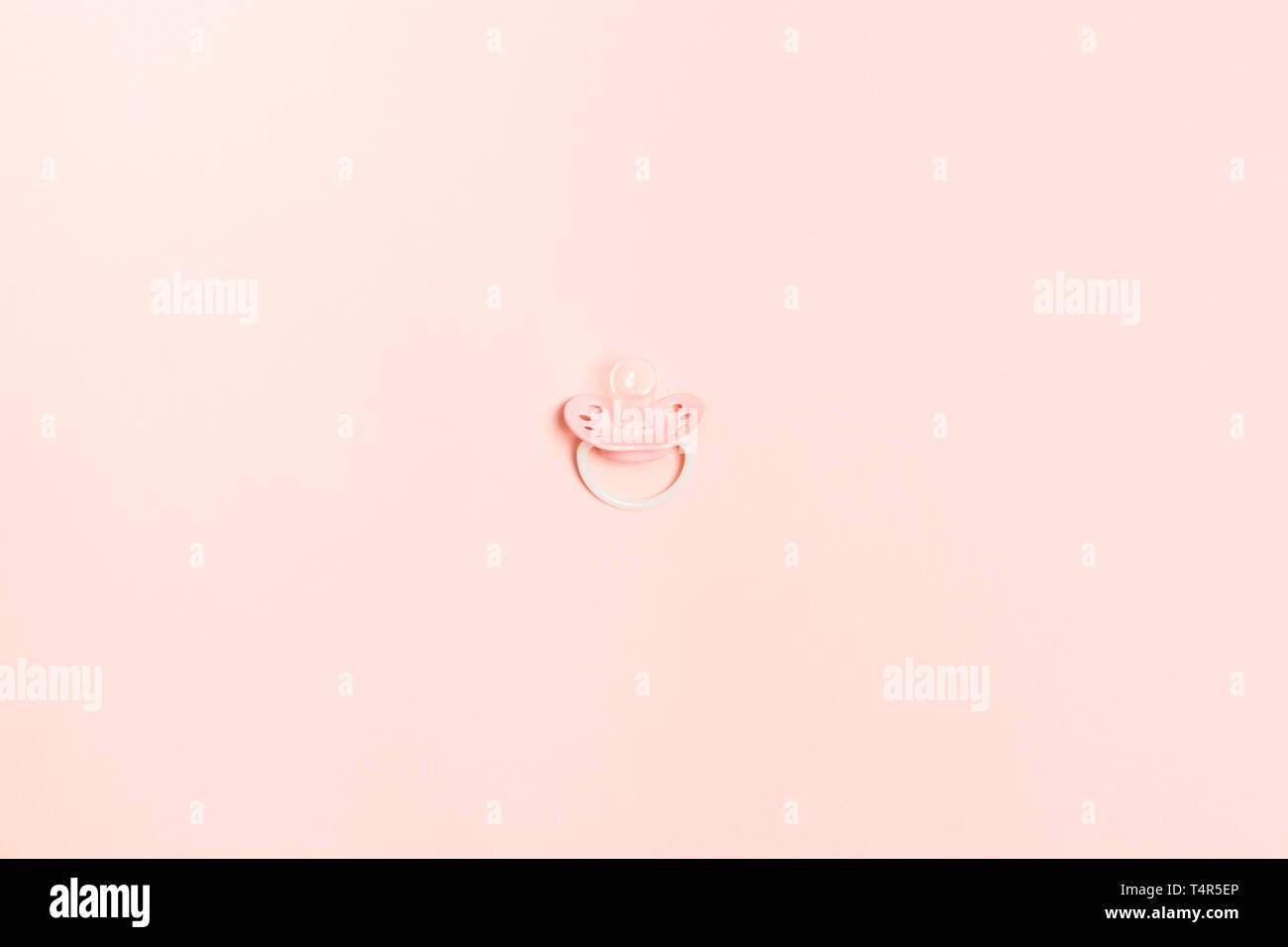 Flach einzelnen Schnuller Objekt auf rosa Hintergrund. Rosa Silikon kieferorthopädische pcifier für Neugeborene. Ansicht von oben. Mockup mit Platz für Text kopieren Stockfoto